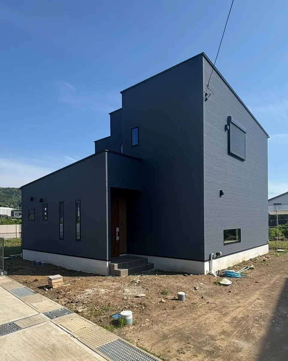 『和の趣とモダンが調和する、くつろぎの住まい🌿』