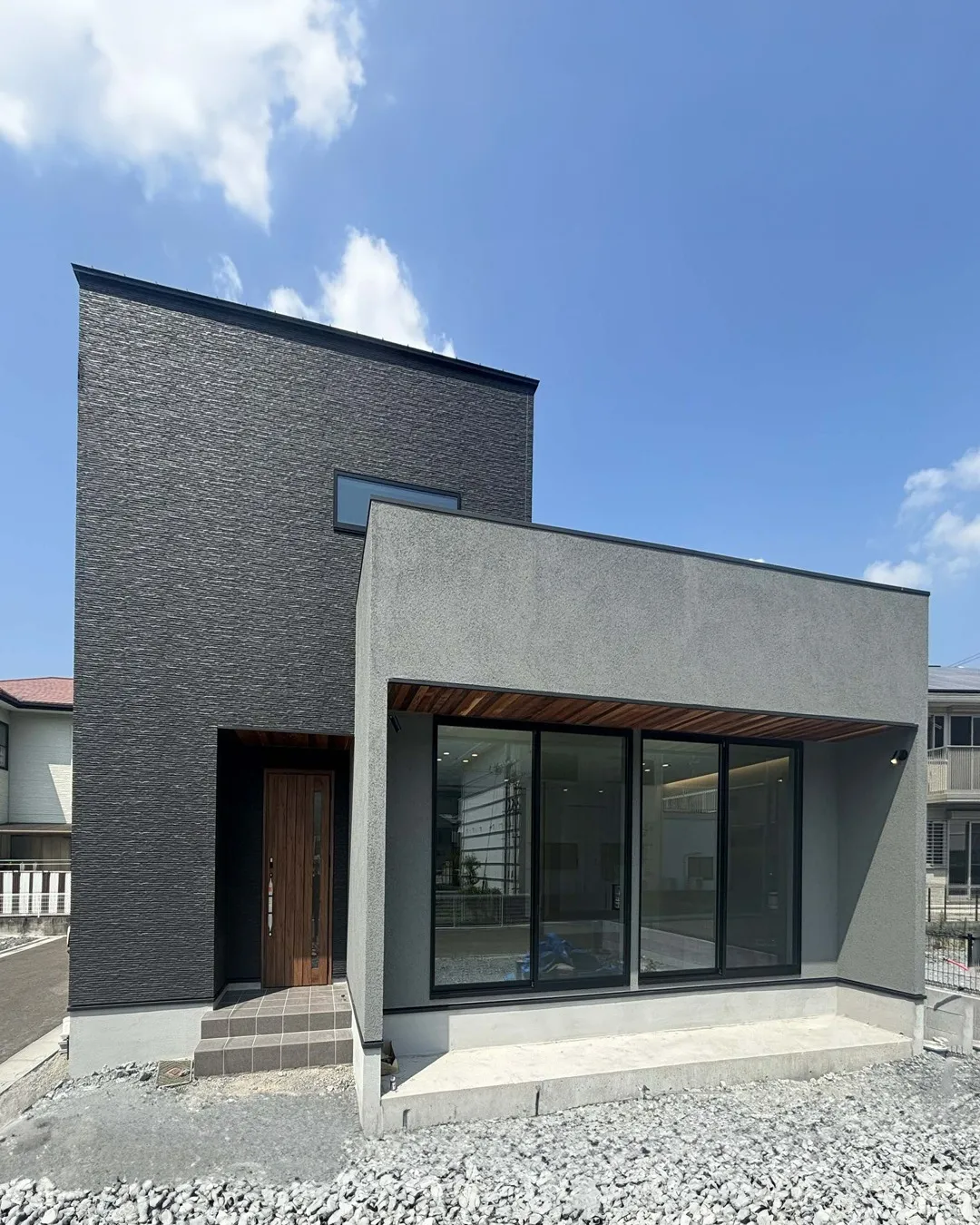 『自然素材の温もりと洗練されたデザイン✨魅力あふれる住まい』