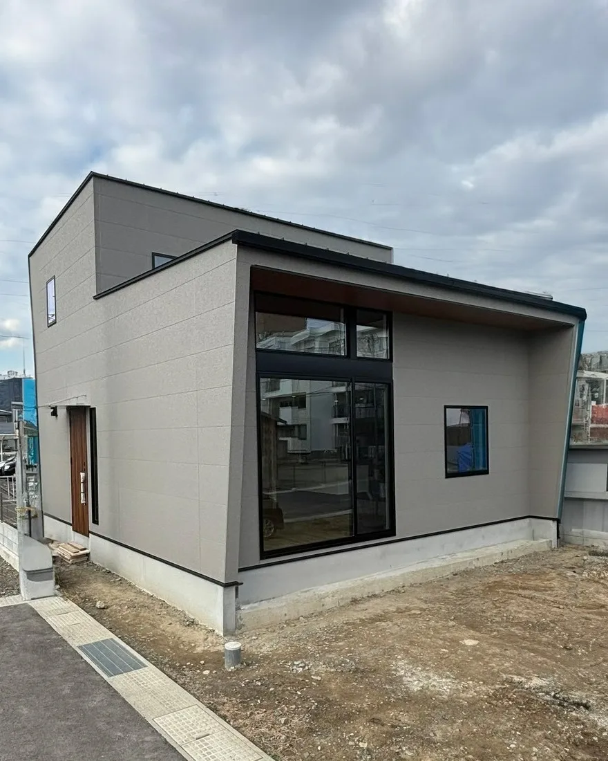 『高窓から降り注ぐ光が彩る、明るく開放的な住まい』